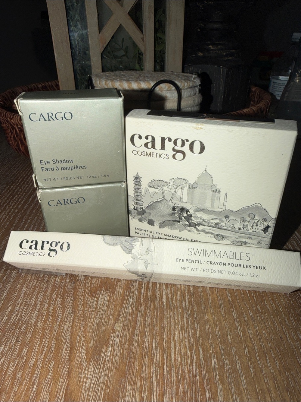 Cargo Cosmetics Neutral Eye Shadow Palette, 2 Shadows, & Eye Pencil Bundle RV$50